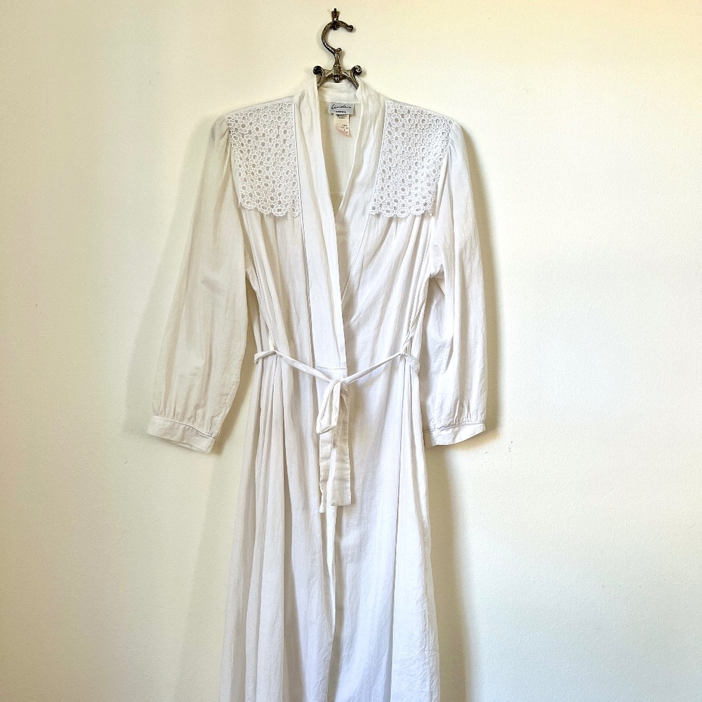 Linda • Vintage Cotton and Lace Ivory Robe • Size Medium